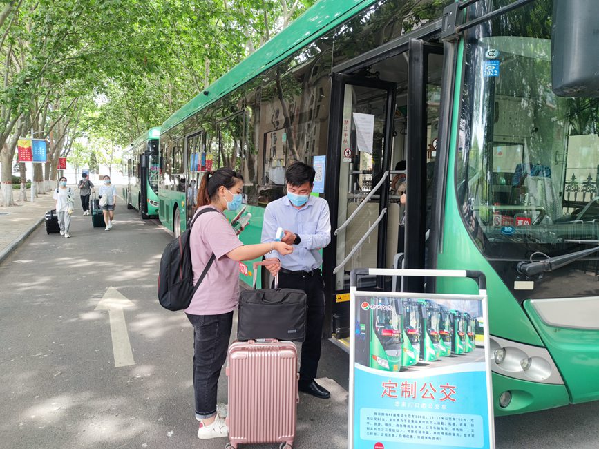 公交車從校園宿舍樓下出發，直達鄭州火車站和鄭州東站。崔晨攝