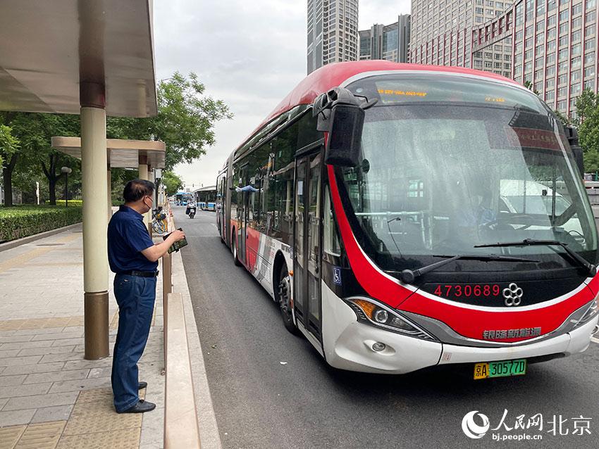 北京1路公交車駛進八王墳西站，此前各路公交經(jīng)過該站時均甩站通過，今起該站回復正常上下客。人民網(wǎng) 尹星云攝