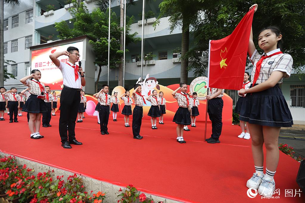 5月31日，在廣西壯族自治區(qū)南寧市民主路小學(xué)，學(xué)校大隊(duì)輔導(dǎo)員帶領(lǐng)少先隊(duì)員呼號(hào)。人民網(wǎng)記者 嚴(yán)立政攝