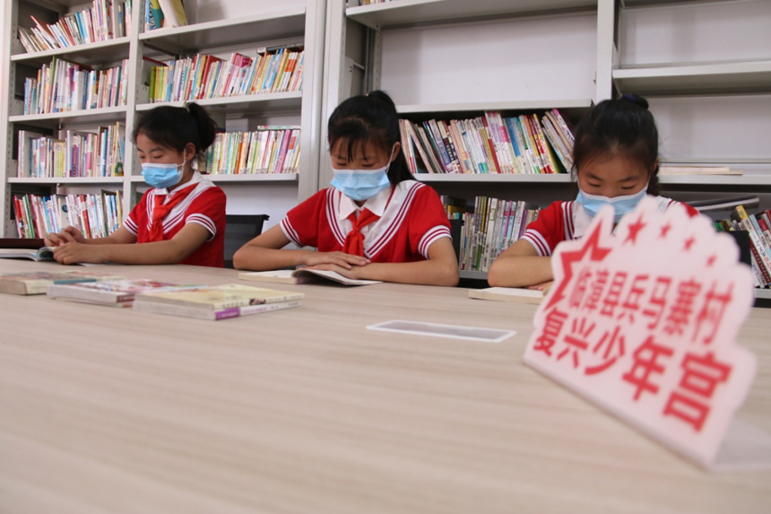 河北省臨漳縣柏鶴集鄉兵馬寨村復興少年宮，孩子們在閱覽室讀書。 申志好攝