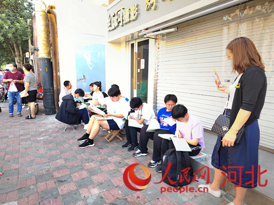 臨進考場，考生抓緊時間再復(fù)習(xí)一下。人民網(wǎng) 祝龍超攝