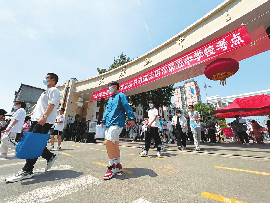 六月二十日，中考太原五中考點(diǎn)，完成首門(mén)考試的考生滿懷信心走出考場(chǎng)。記者李兆民攝
