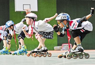 6月23日，邯鄲市邯山區實驗小學的學生在練習輪滑。 當日是國際奧林匹克日，該小學開展了“我運動、我健康、我快樂”為主題的體育活動，通過足球、籃球、武術、輪滑、擊劍等運動，讓學生們享受運動健身的快樂，感受運動的魅力。 河北日報通訊員 郝群英攝