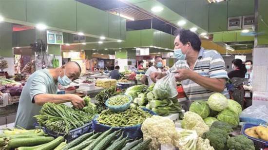 無錫市民在沁揚市場和往常一樣購買農副產品。宗曉東攝