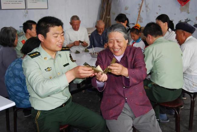 趙德恒與孤寡老人共度端午佳節 。 濱州市公安局海岸警察支隊岔尖派出所供圖