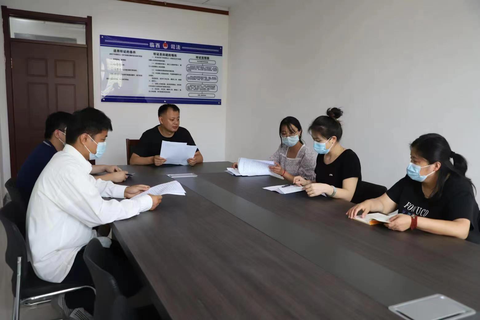 邢臺(tái)市臨西縣司法局工作人員在行政復(fù)議聽(tīng)證室對(duì)行政復(fù)議事項(xiàng)開(kāi)展聽(tīng)證問(wèn)詢。 孟凡儒攝