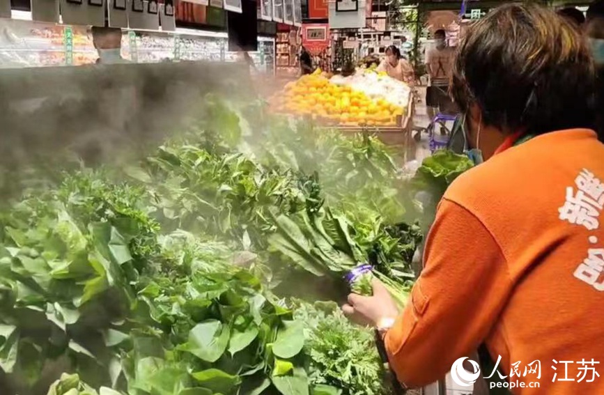 在大潤發長江北路店里，果蔬、肉蛋等生活必需品種類齊全，供應充足，市民正有序選購。無錫市委網信辦供圖