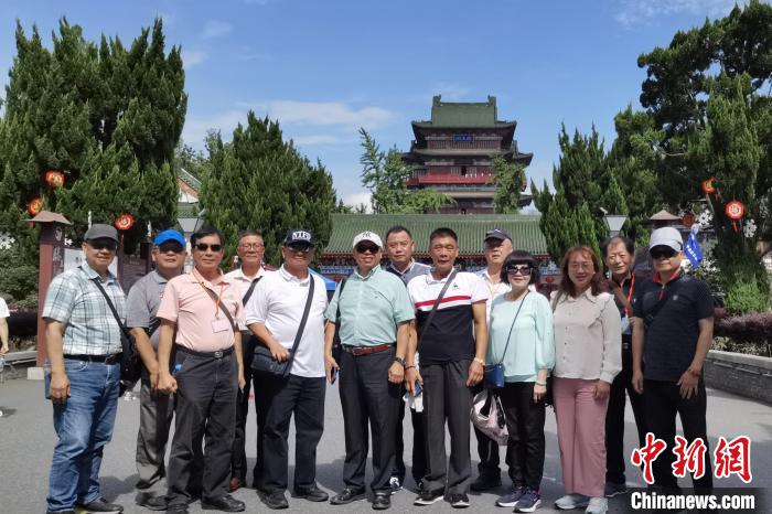 圖為臺灣新北市永和區(qū)里長聯(lián)誼會江西參訪團(tuán)一行在南昌滕王閣前合影。　柳曉丹 攝
