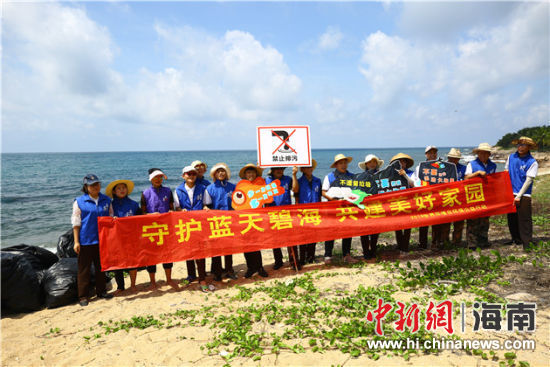 環保志愿者呼吁停止隨地扔垃圾、破壞環境等不文明行為。