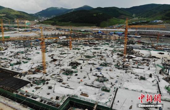 6月28日，航拍鏡頭下的河北張家口冬奧會太子城冰雪小鎮項目。太子城冰雪小鎮項目位于2022年冬奧會張家口賽區核心區，連接張家口賽區云頂和古楊樹兩個競賽場館群，建成后將承擔賽時核心區配套保障功能，提供冬奧頒獎、貴賓接待、交通換乘、休閑娛樂等服務，賽后將成為一座國際化四季度假小鎮。 中新社記者 楊艷敏 攝