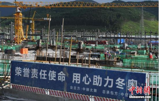 6月28日，河北張家口冬奧會太子城冰雪小鎮項目現場。太子城冰雪小鎮項目位于2022年冬奧會張家口賽區核心區，連接張家口賽區云頂和古楊樹兩個競賽場館群，建成后將承擔賽時核心區配套保障功能，提供冬奧頒獎、貴賓接待、交通換乘、休閑娛樂等服務，賽后將成為一座國際化四季度假小鎮。 中新社記者 楊艷敏 攝
