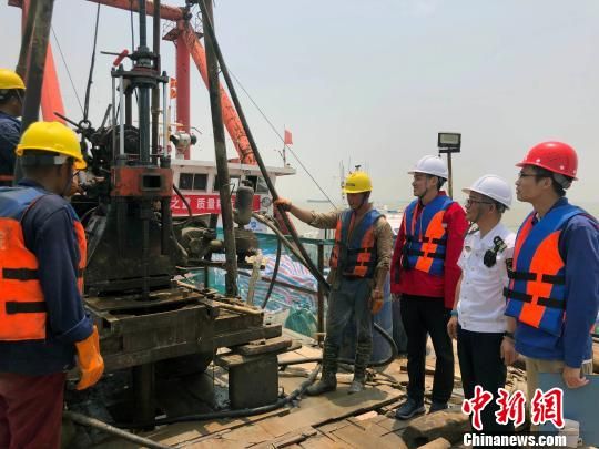 圖為勘察設計人員與常熟海事局執(zhí)法船在現(xiàn)場配合鉆探施工。　魏震 攝