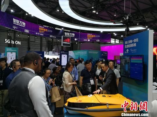 圖為現(xiàn)場人員講解5G“天地一體化”生態(tài)檢測系統(tǒng)。　任柏松 攝