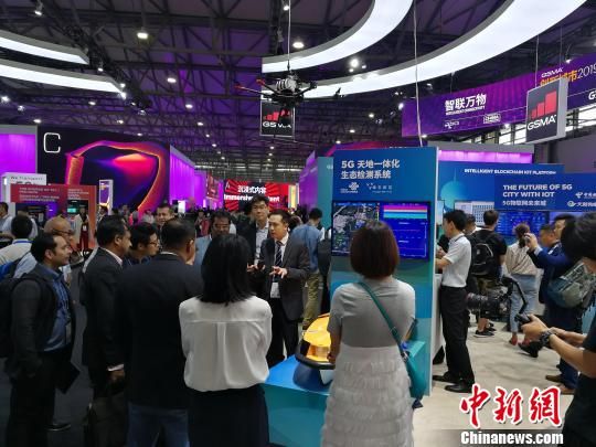 雄安新區(qū)展臺吸引不少眾多觀眾駐足關(guān)注。　任柏松 攝