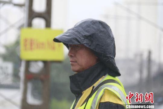 蘭州西工務段蘭州線路車間防護員雨中巡查。　王光輝 攝
