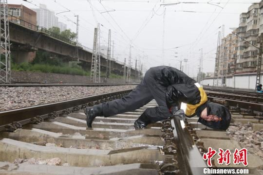 蘭州西工務段蘭州線路車間職工檢查線路幾何尺寸。　王光輝 攝