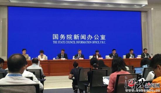 8月26日，國務(wù)院新聞辦召開國務(wù)院政策例行吹風(fēng)會(huì)。圖為吹風(fēng)會(huì)現(xiàn)場。 記者李巍攝