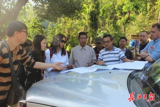 在尼泊爾，武漢市土地利用和城市空間規(guī)劃研究中心設(shè)計(jì)團(tuán)隊(duì)現(xiàn)場(chǎng)踏勘。(武漢市土地利用和城市空間規(guī)劃研究中心 供圖)