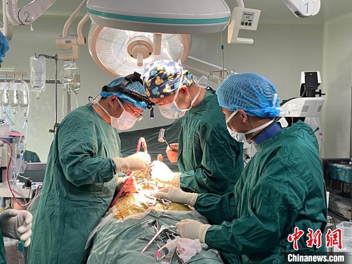 圖為在北京援藏醫(yī)療隊專家指導(dǎo)下，多項新技術(shù)使用到脊柱疾病的手術(shù)中。(資料圖) 拉薩市人民醫(yī)院脊柱外科供圖