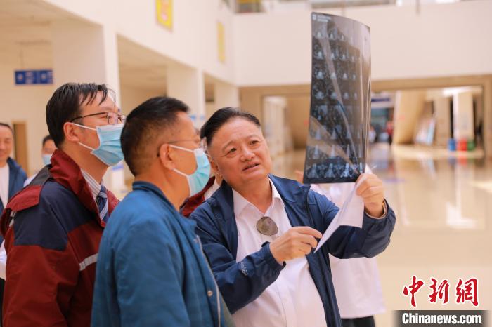 上海專家們采用“一對一”指導等方式，帶動日喀則市人民醫院科室、醫生業務水平的提升。　上海交大醫學院供圖