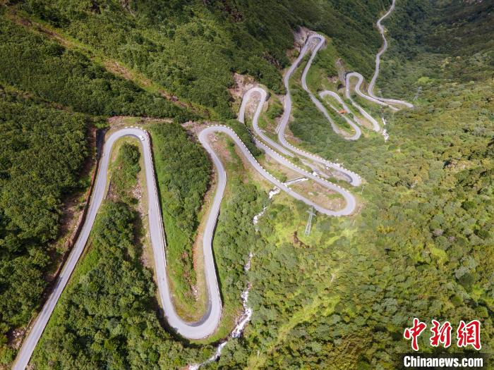 圖為西藏山南錯那縣的盤山公路，錯那縣被命名為全國“四好農村路”示范縣?！〗w波 攝