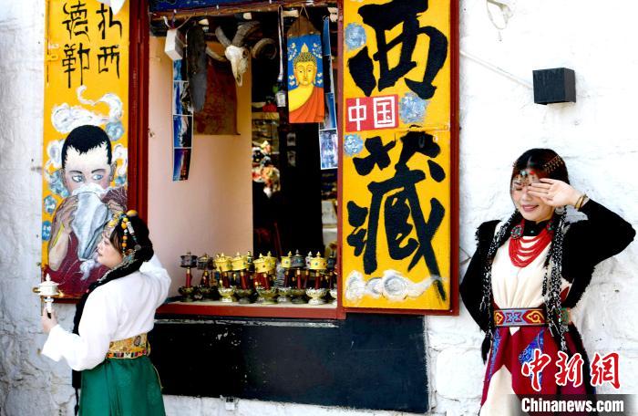 4月17日，游客身著藏式元素服裝在拉薩八廓街拍照留念?！±盍?攝