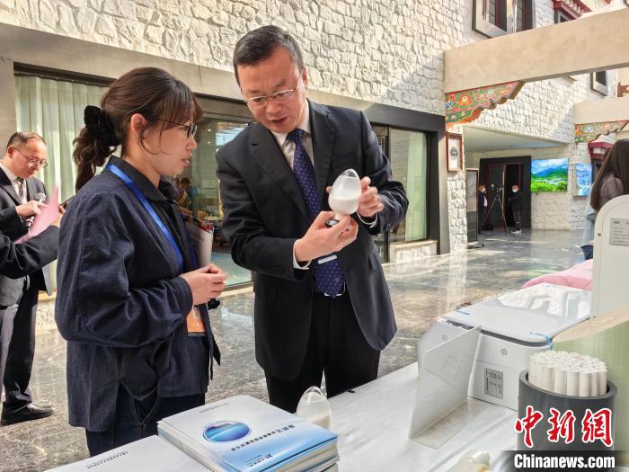 圖為簽約企業(yè)現(xiàn)場推介自己的產(chǎn)品。　趙延 攝