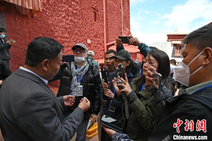 圖為中外媒體采訪布達拉宮管理處相關(guān)負(fù)責(zé)人。　趙朗 攝