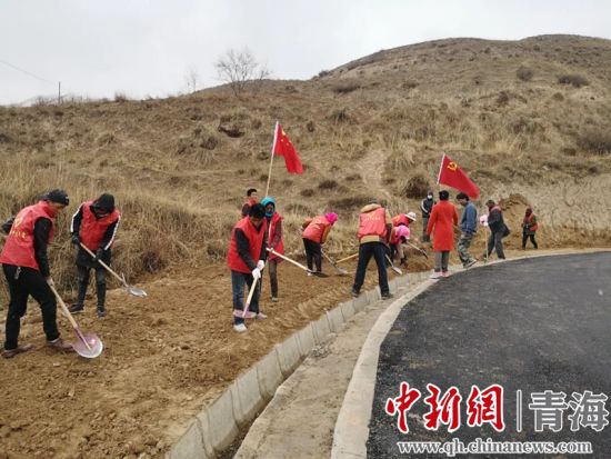 圖為尖扎干部職工生態(tài)建設和環(huán)境保護現(xiàn)場。尖宣 供圖