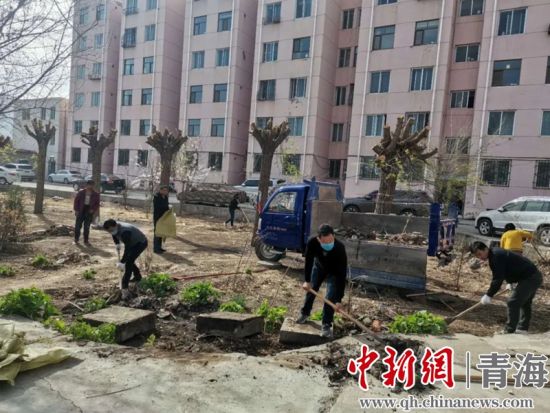 圖為尖扎干部職工生態(tài)建設和環(huán)境保護現(xiàn)場。尖宣 供圖