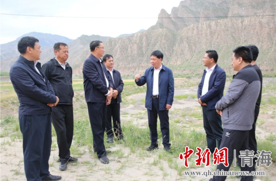 圖為黃南州有關領導現場踏勘、督導生態環保責任落實情況現場。黃宣攝