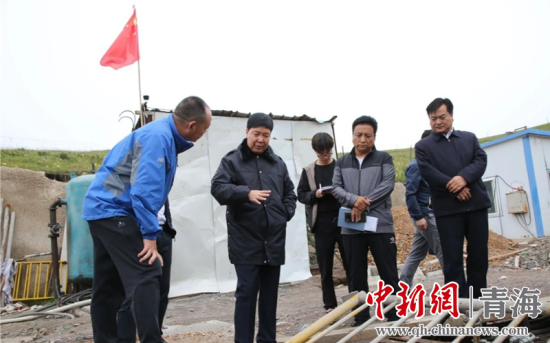 圖為黃南州有關(guān)領(lǐng)導(dǎo)現(xiàn)場(chǎng)踏勘、督導(dǎo)生態(tài)環(huán)保責(zé)任落實(shí)情況現(xiàn)場(chǎng)。黃宣攝