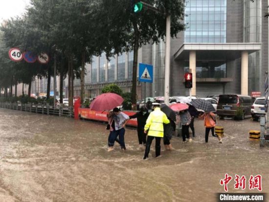  8月28日，青海省東部出現強降水天氣過程，其中西寧地區出現入汛以來雨量最大、強度最大的強降水過程。西寧交警供圖