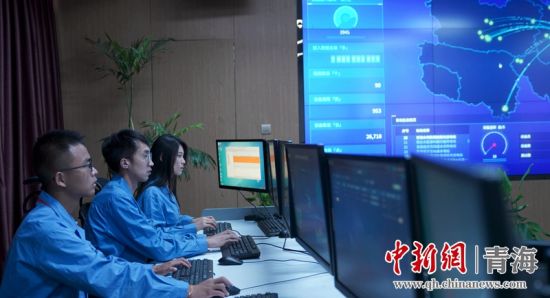 圖為國網(wǎng)青海電力大數(shù)據(jù)中心工作人員正在監(jiān)控綠電相關(guān)數(shù)據(jù)。王國棟攝