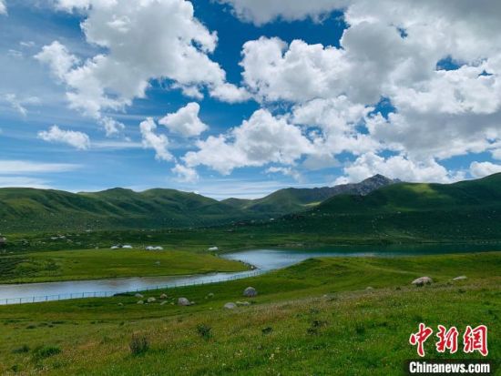 圖為果洛州境內(nèi)的年保玉則。（資料圖）　孫?！z