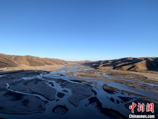 圖為三江源腹地，黃河流經(jīng)達(dá)日縣。（資料圖） 孫睿 攝 　　