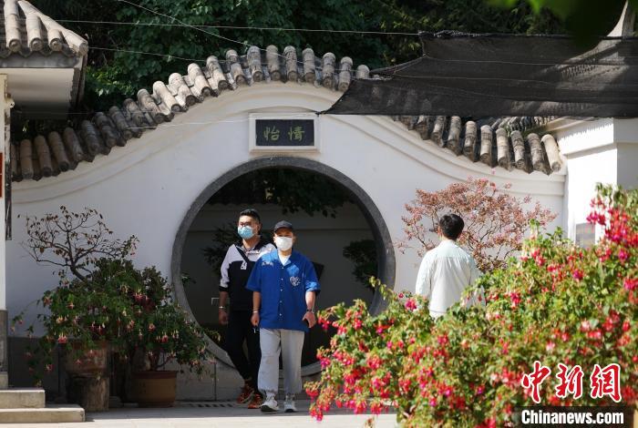 圖為市民在西寧園林植物園內(nèi)觀花賞景。　馬銘言 攝