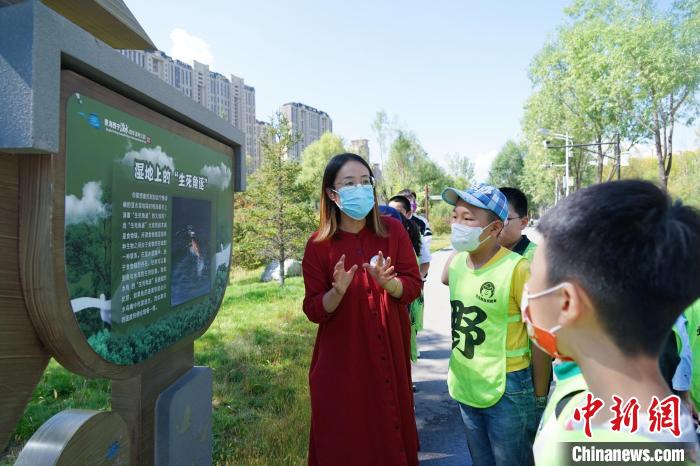 圖為小朋友在青海西寧湟水國家濕地公園內學習濕地知識。　馬銘言 攝