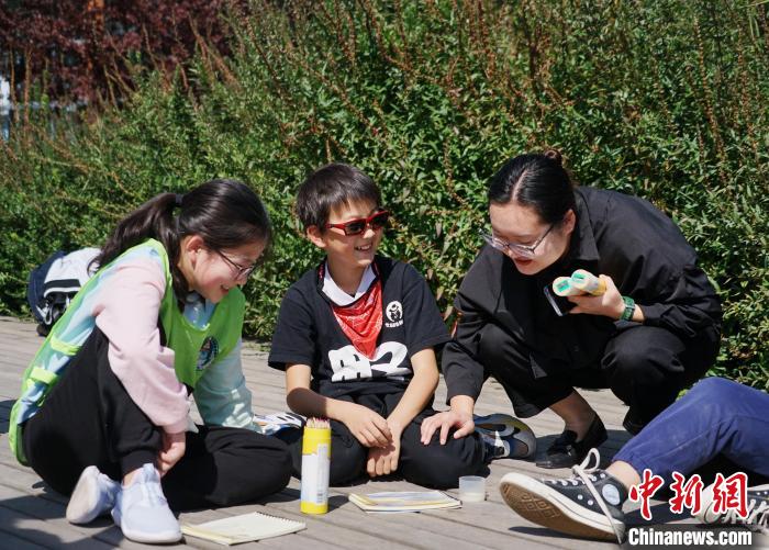 圖為小朋友在青海西寧湟水國家濕地公園內認識植物并進行繪畫。　馬銘言 攝