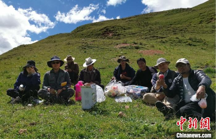 科研團(tuán)隊(duì)在熱魯盆地工作合影?！≈锌圃呵嗖馗咴?供圖