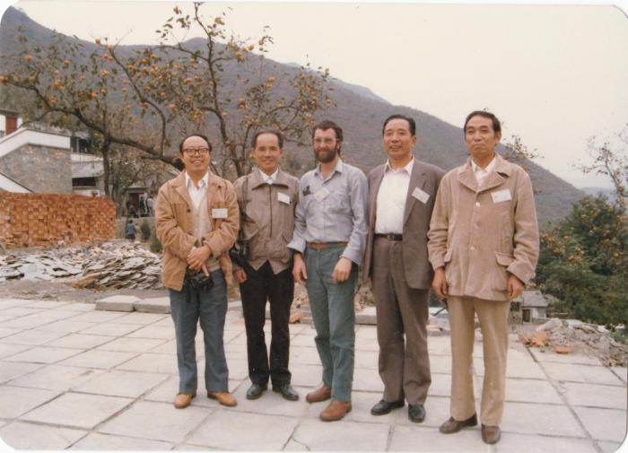 1987年早期脊椎動物國際研討會在中國舉行，劉玉海先生(右一)與中外同行專家合影。　Gavin Young(澳大利亞) 供圖