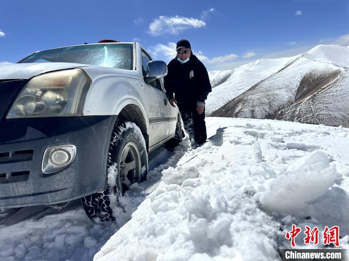 圖為生態管護人員準備在雪地推車。　丁巴達杰 攝