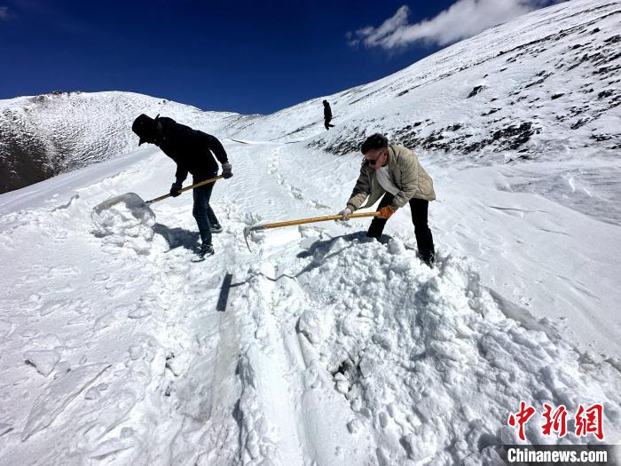 圖為生態管護人員在巡護道路上清雪?！《“瓦_杰 攝