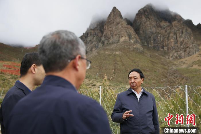 圖為西藏自治區(qū)人大常委會(huì)副主任、拉薩南北山綠化指揮部副總指揮江白(右)。　貢確 攝