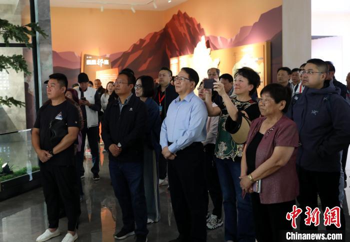 圖為臺(tái)商參訪祁連山國家公園生態(tài)科普館。　薛蒂 攝