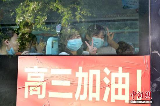 資料圖：2020年7月，廣西南寧沛鴻民族中學(xué)內(nèi)，高三學(xué)生乘坐高考專車前往考點。 中新社記者 俞靖 攝