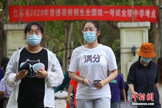 資料圖：2020年7月6日，江蘇南京一處考點(diǎn)，高考考生看完考場(chǎng)后走出考點(diǎn)。 中新社記者 泱波 攝