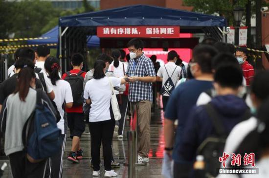 資料圖：2020年7月，上海考生步入高考考場(chǎng)。張亨偉 攝