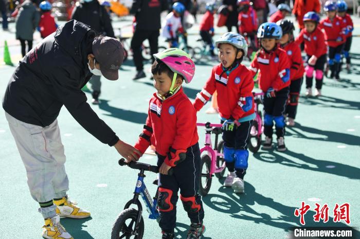 圖為拉薩市實(shí)驗(yàn)幼兒園孩子們?cè)诮叹毜闹笇?dǎo)下練習(xí)滑步車?！『闻罾?攝