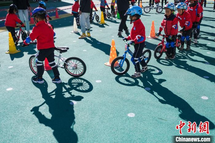 圖為拉薩市實(shí)驗(yàn)幼兒園孩子們正在練習(xí)滑步車?！『闻罾?攝
